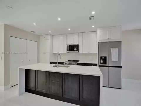180 NE 17th Ct #906, Fort Lauderdale, FL 33305