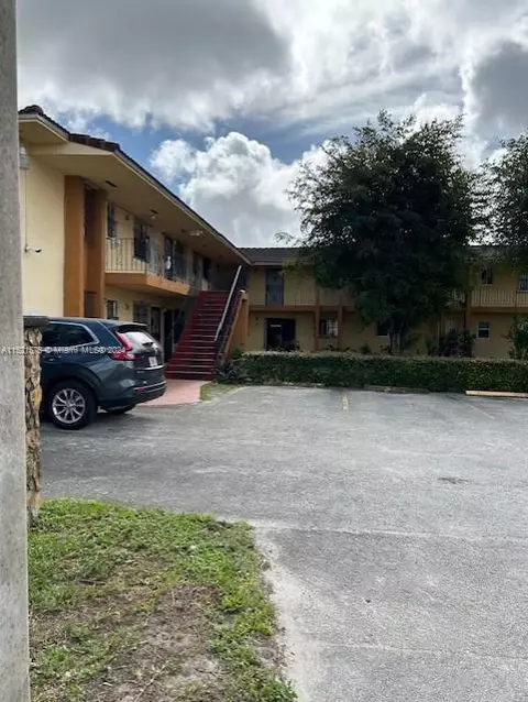 4050 NW 135th St #17-2, Opa Locka, FL 33054