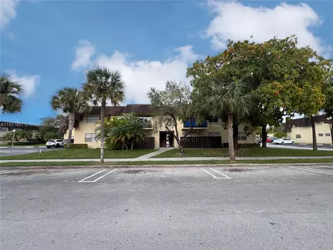 9015 SW 138th St #16-2, Miami, FL 33176