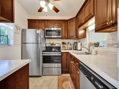5000 NW 36th St #408, Lauderdale Lakes, FL 33319