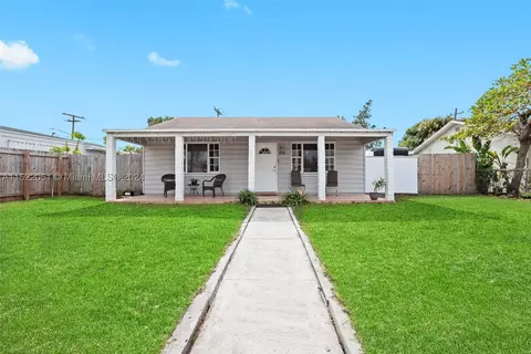 890 SE 1st St, Hialeah, FL 33010