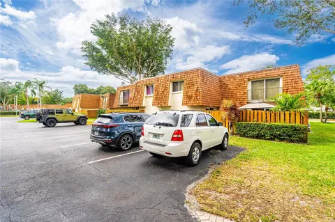 2071 Orange Grove Dr #D-16, Davie, FL 33324