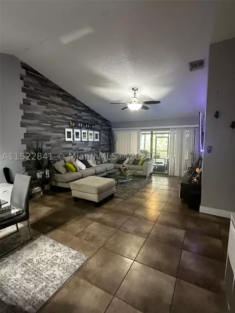 328 Fairway Cir #33, Weston, FL 33326