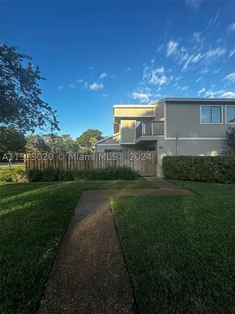 612 Commodore Dr #214, Plantation, FL 33325