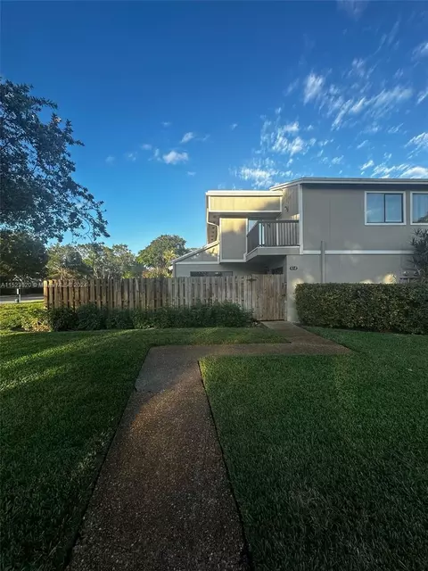 612 Commodore Dr #214, Plantation, FL 33325