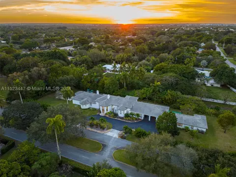 141 Royal Palm Ct, Plantation, FL 33317
