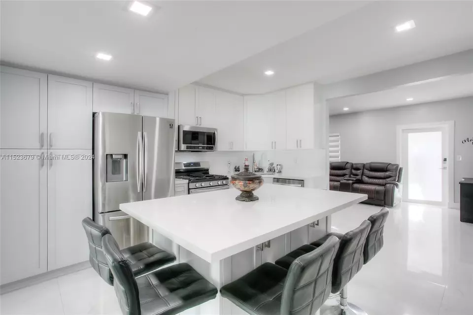  171 E 42nd St, Hialeah, FL 33013 photo 2