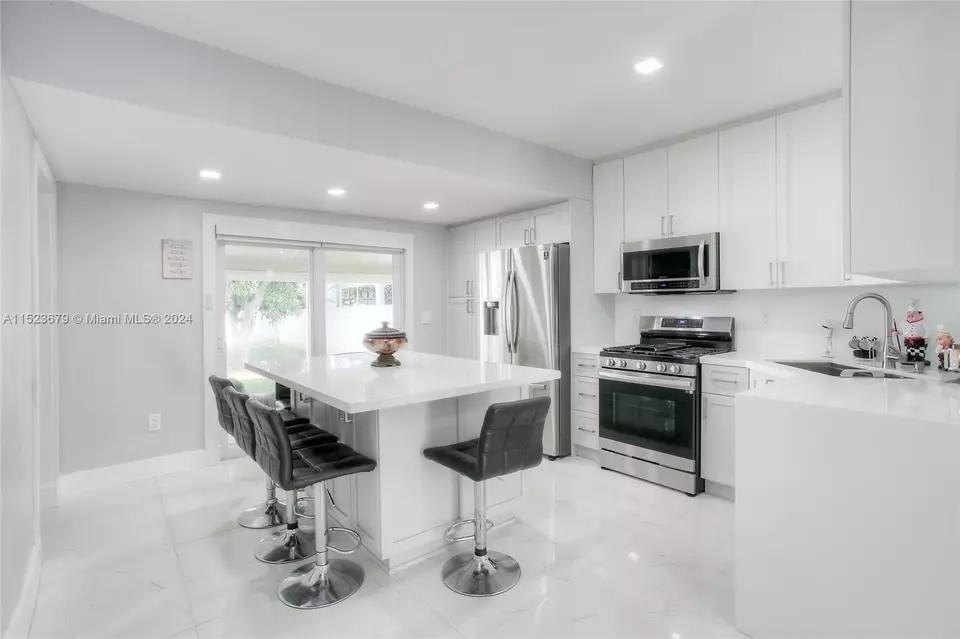  171 E 42nd St, Hialeah, FL 33013 photo 1