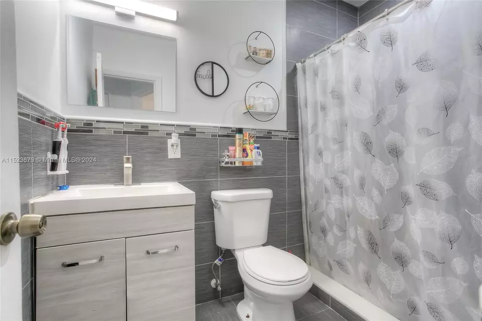  171 E 42nd St, Hialeah, FL 33013 photo 9