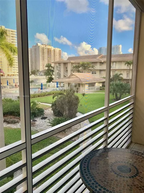 2600 Diana Dr #219, Hallandale Beach, FL 33009
