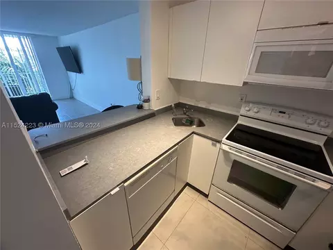 486 NW 165th St Rd #B-303, Miami, FL 33169