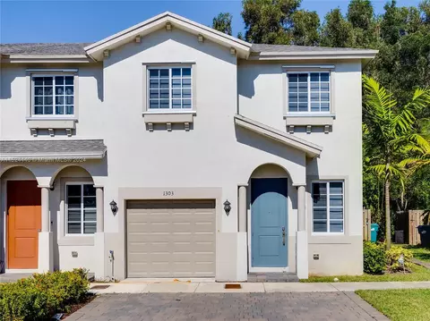 1303 NW 208th Ter, Miami Gardens, FL 33169