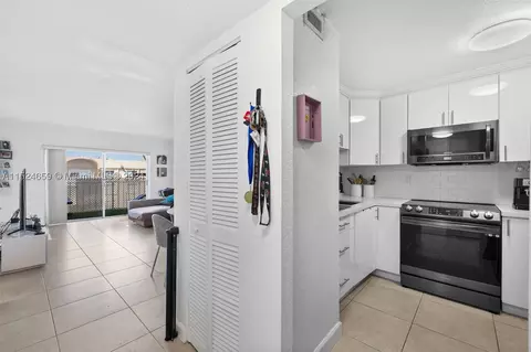 9310 Fontainebleau Blvd #609, Miami, FL 33172