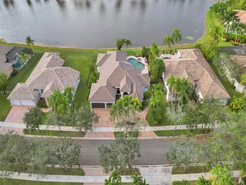 402 Mallard Ln, Weston, FL 33327