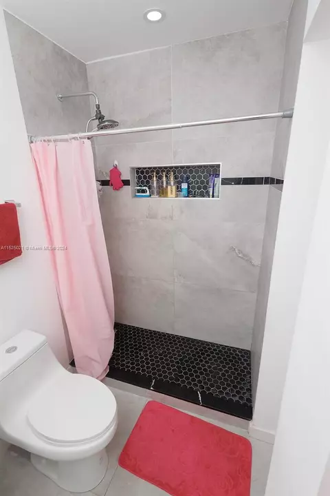 Undisclosed, Hialeah, FL 33012 photo 20