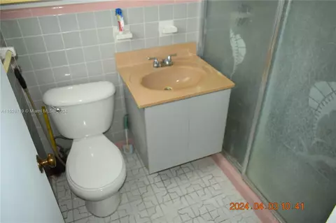 Bath - 891 W 53rd St, Hialeah, FL 33012 photo 6 of 6