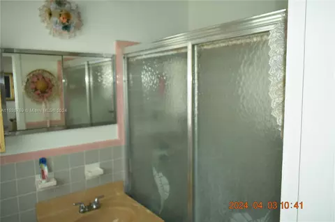 Bath - 891 W 53rd St, Hialeah, FL 33012 photo 5 of 6