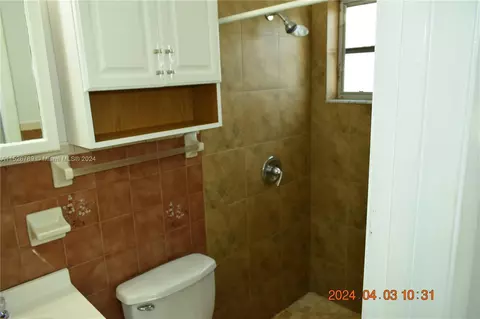Bath - 891 W 53rd St, Hialeah, FL 33012 photo 2 of 6