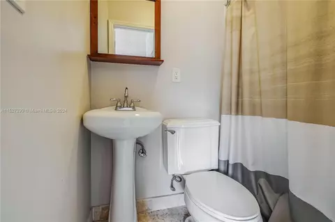 Bath - 19320 E Saint Andrews Dr, Hialeah, FL 33015 photo 5 of 5