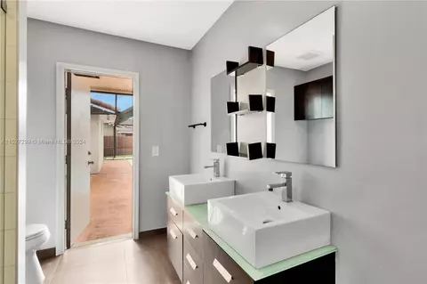 Bath - 19320 E Saint Andrews Dr, Hialeah, FL 33015 photo 4 of 5
