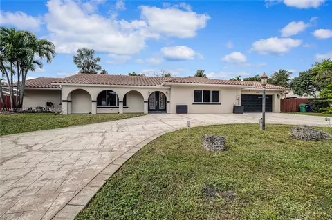 19320 E Saint Andrews Dr, Hialeah, FL 33015
