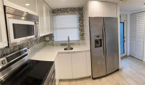 9900 Sunrise Lakes Blvd #105, Sunrise, FL 33322