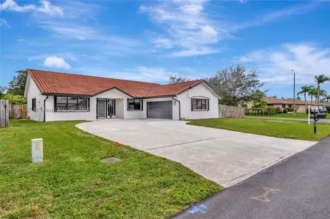 6410 Olde Moat Way, Davie, FL 33331