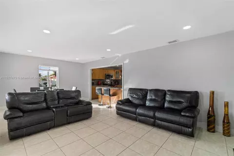 4715 E 8th Ln, Hialeah, FL 33013 photo 6