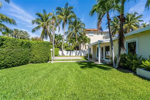 Exterior - 815 Harbor Dr, Key Biscayne, FL 33149 photo 6 of 11