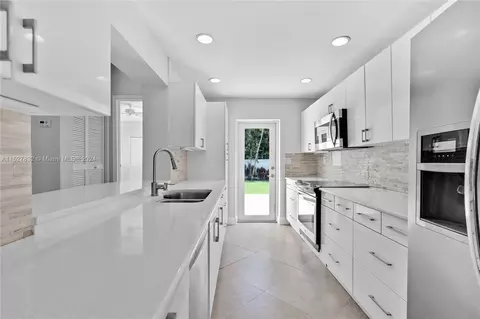 Kitchen - 815 Harbor Dr, Key Biscayne, FL 33149 photo 1 of 4