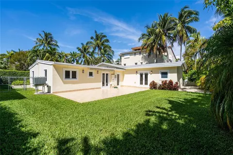 Exterior - 815 Harbor Dr, Key Biscayne, FL 33149 photo 9 of 11