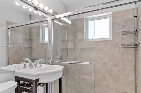 Bath - 815 Harbor Dr, Key Biscayne, FL 33149 photo 4 of 4