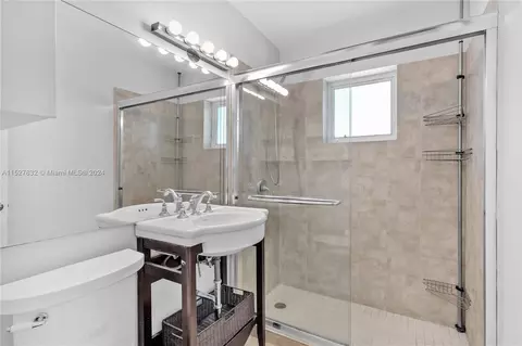Bath - 815 Harbor Dr, Key Biscayne, FL 33149 photo 3 of 4