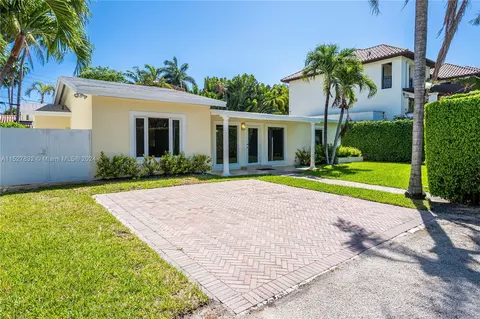Exterior - 815 Harbor Dr, Key Biscayne, FL 33149 photo 3 of 11