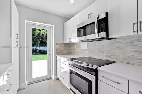 Kitchen - 815 Harbor Dr, Key Biscayne, FL 33149 photo 2 of 4