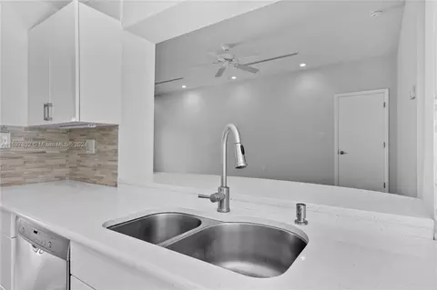 Kitchen - 815 Harbor Dr, Key Biscayne, FL 33149 photo 4 of 4