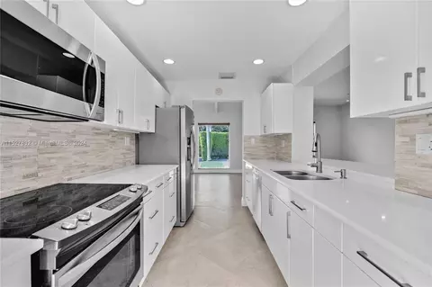 Kitchen - 815 Harbor Dr, Key Biscayne, FL 33149 photo 3 of 4