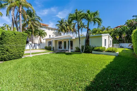 Exterior - 815 Harbor Dr, Key Biscayne, FL 33149 photo 5 of 11