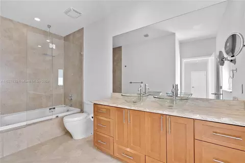 Bath - 815 Harbor Dr, Key Biscayne, FL 33149 photo 1 of 4