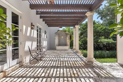 Exterior - 695 Harbor Dr, Key Biscayne, FL 33149 photo 4 of 4