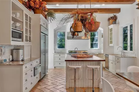Kitchen - 695 Harbor Dr, Key Biscayne, FL 33149 photo 1 of 1
