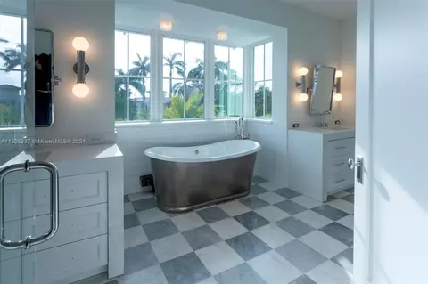 Bath - Undisclosed, Key Biscayne, FL 33149 photo 9 of 14