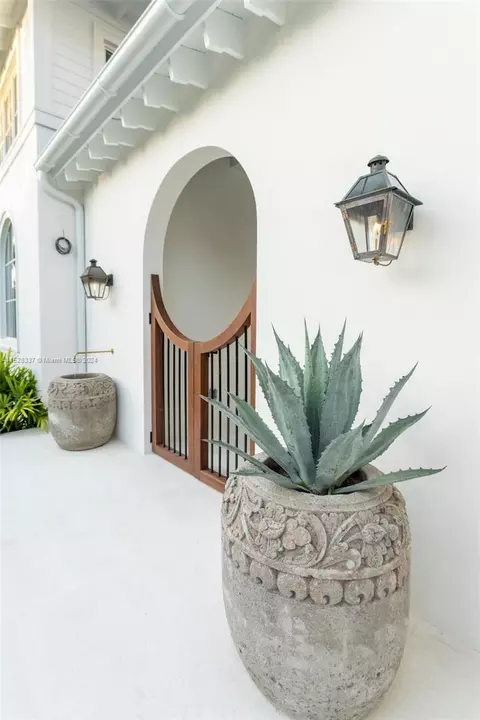 Entry Way - Undisclosed, Key Biscayne, FL 33149 photo 2 of 9