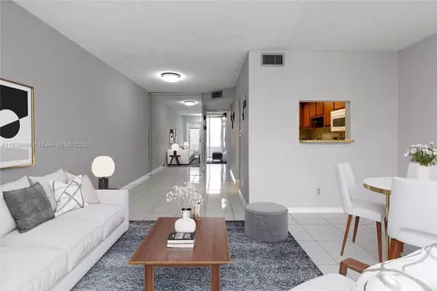 9081 Sunrise Lakes Blvd #113, Sunrise, FL 33322