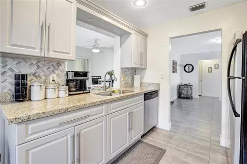 8541 NW 17th Pl, Plantation, FL 33322