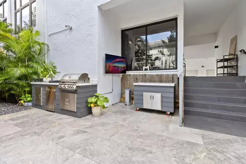 Living - 247 Enid Dr #54, Key Biscayne, FL 33149 photo 2 of 3