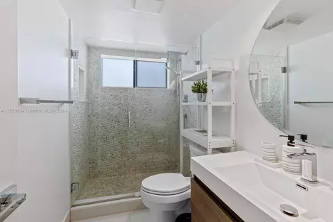 Bath - 247 Enid Dr #54, Key Biscayne, FL 33149 photo 2 of 4