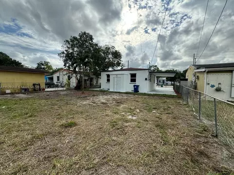 Exterior - 825 Codadad St, Opa Locka, FL 33054 photo 8 of 9