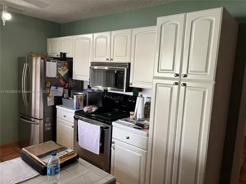 Kitchen - 14510 S Dade Pine Ave, Miami Lakes, FL 33014 photo 2 of 2