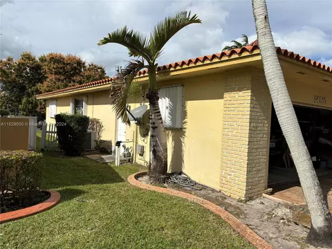 Exterior - 14510 S Dade Pine Ave, Miami Lakes, FL 33014 photo 2 of 10